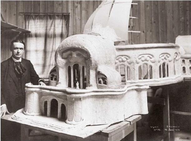 Rudolf Steiner with the model of the west portal and adjoining window motifs